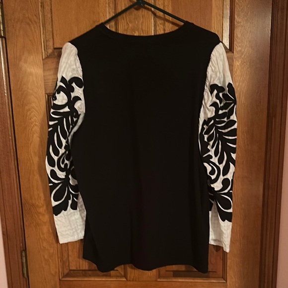 Chico's Black Top with White Patterned Sleeves size XL Chico’s size 3 - Picture 2 of 2